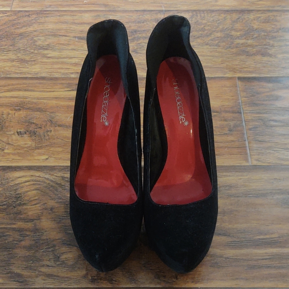 Black Pumps